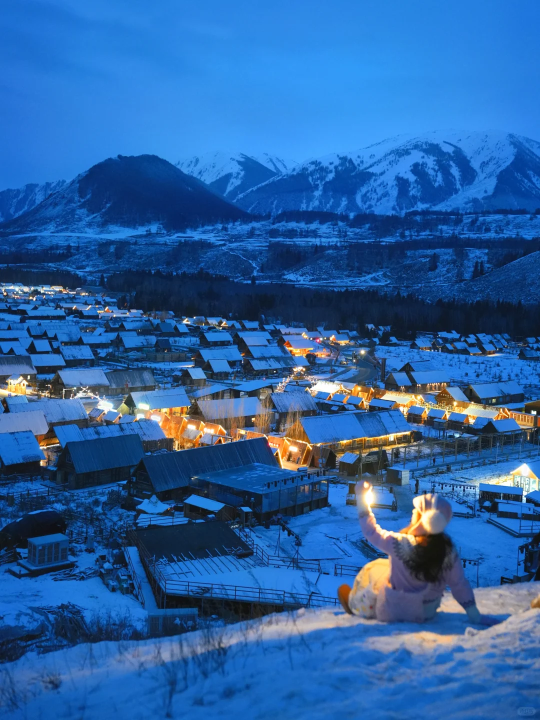 禾木雪夜村庄与山景